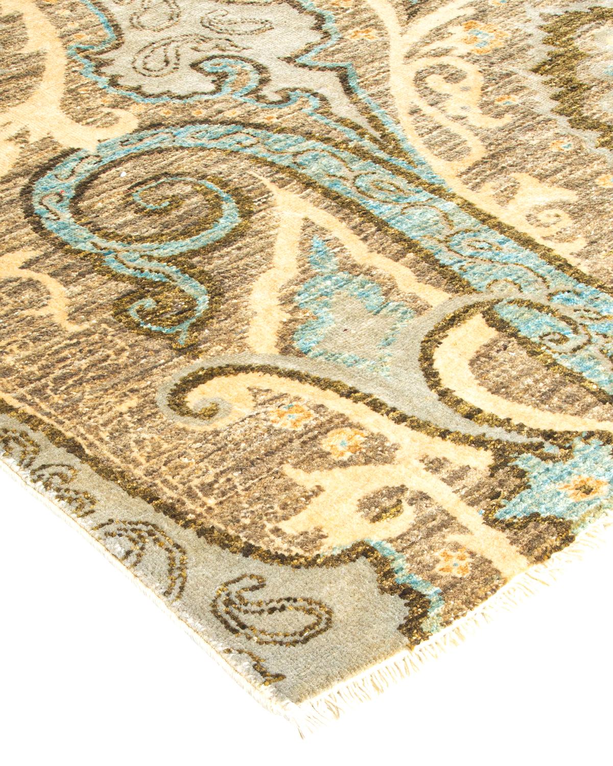 Die akribische Kunst der handgestickten Textilien usbekischer Stämme inspirierte die Suzani-Teppichkollektion. Kräftige Motive, vor allem Granatäpfel, Sonne und Mond, sind häufige Elemente, deren einfache, aber überzeugende Designs in Wolle und