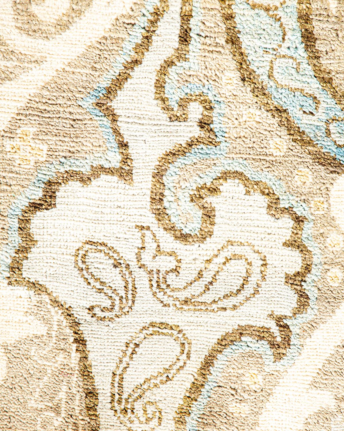 One-of-a-kind Hand Knotted Abstract Suzani Light Gray Area Rug In New Condition For Sale In Norwalk, CT