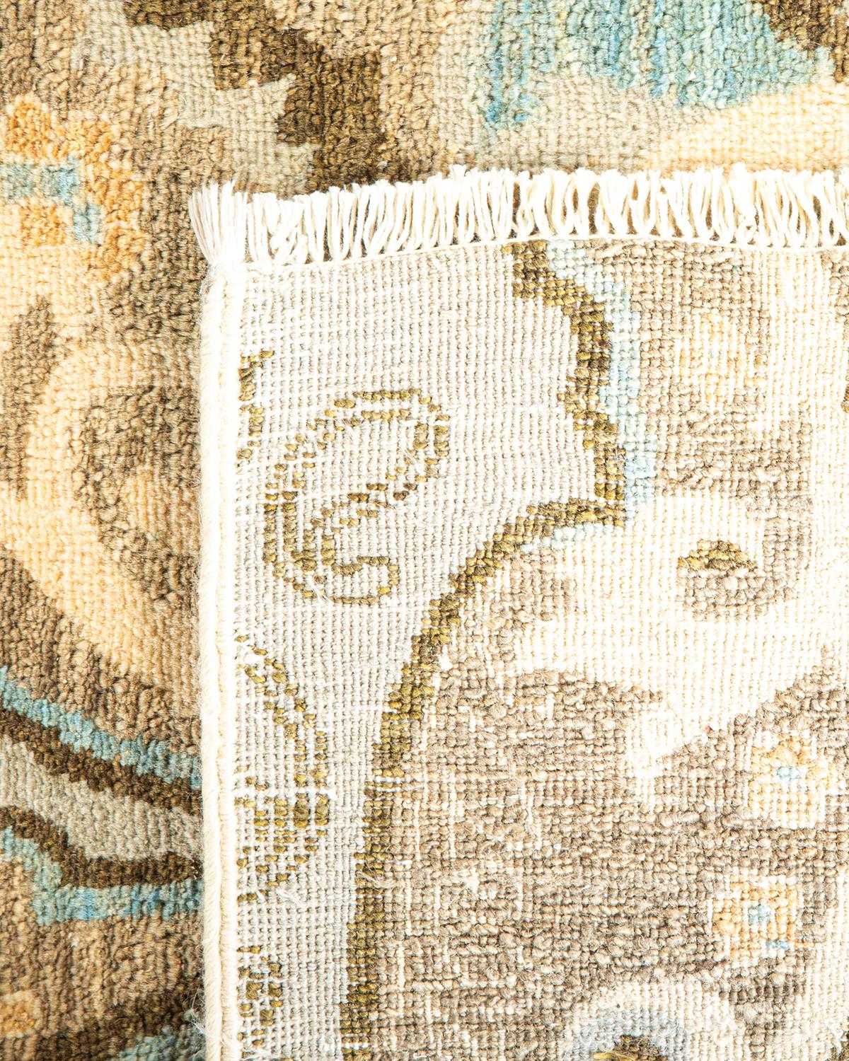 Handgeknüpfter abstrakter Suzani-Teppich in Hellgrau, Unikat (21. Jahrhundert und zeitgenössisch) im Angebot