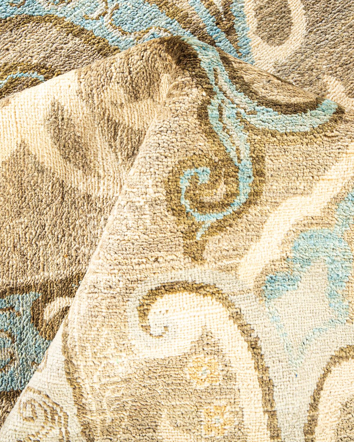 One-of-a-kind Hand Knotted Abstract Suzani Light Gray Area Rug For Sale 1