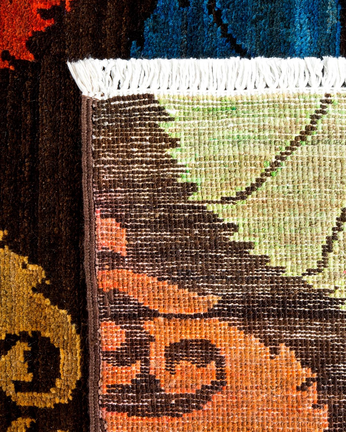 Einzigartiger handgeknüpfter zeitgenössischer brauner Teppich mit Blumenmuster (21. Jahrhundert und zeitgenössisch) im Angebot