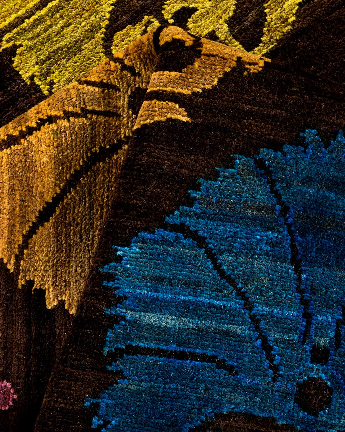 Einzigartiger handgeknüpfter zeitgenössischer brauner Teppich mit Blumenmuster im Angebot 1