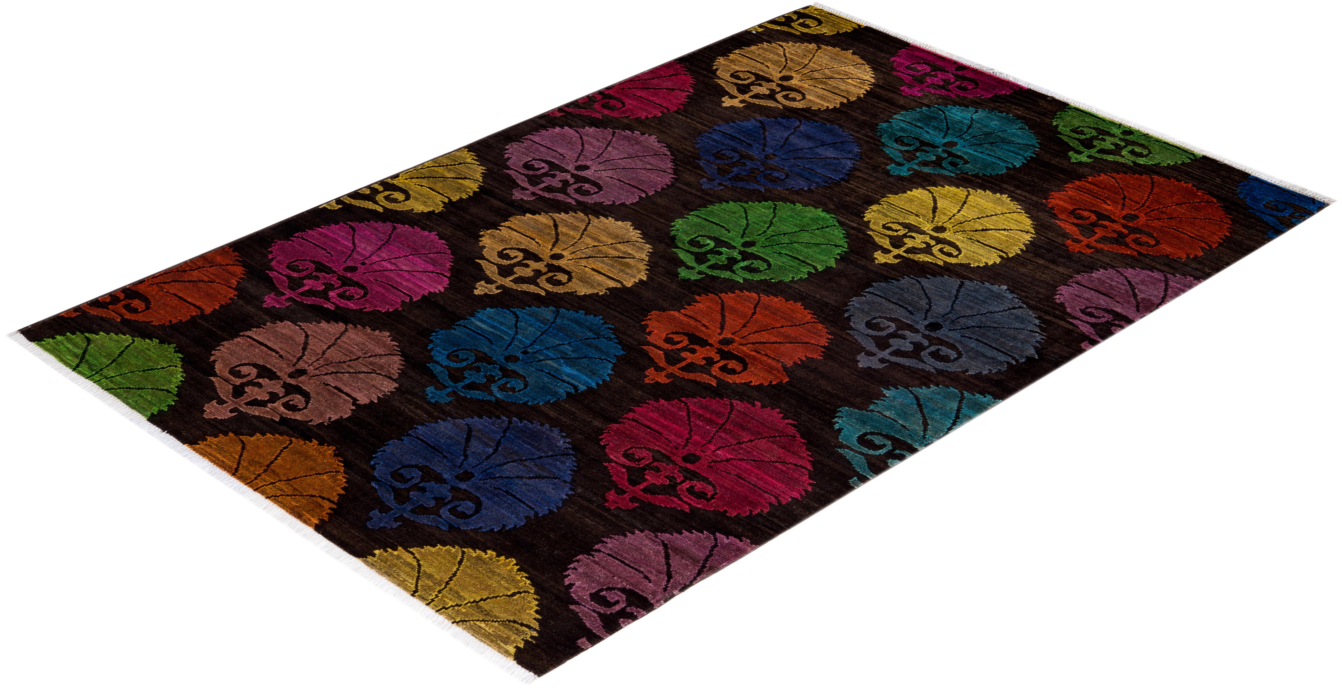 Einzigartiger handgeknüpfter zeitgenössischer brauner Teppich mit Blumenmuster im Angebot 2