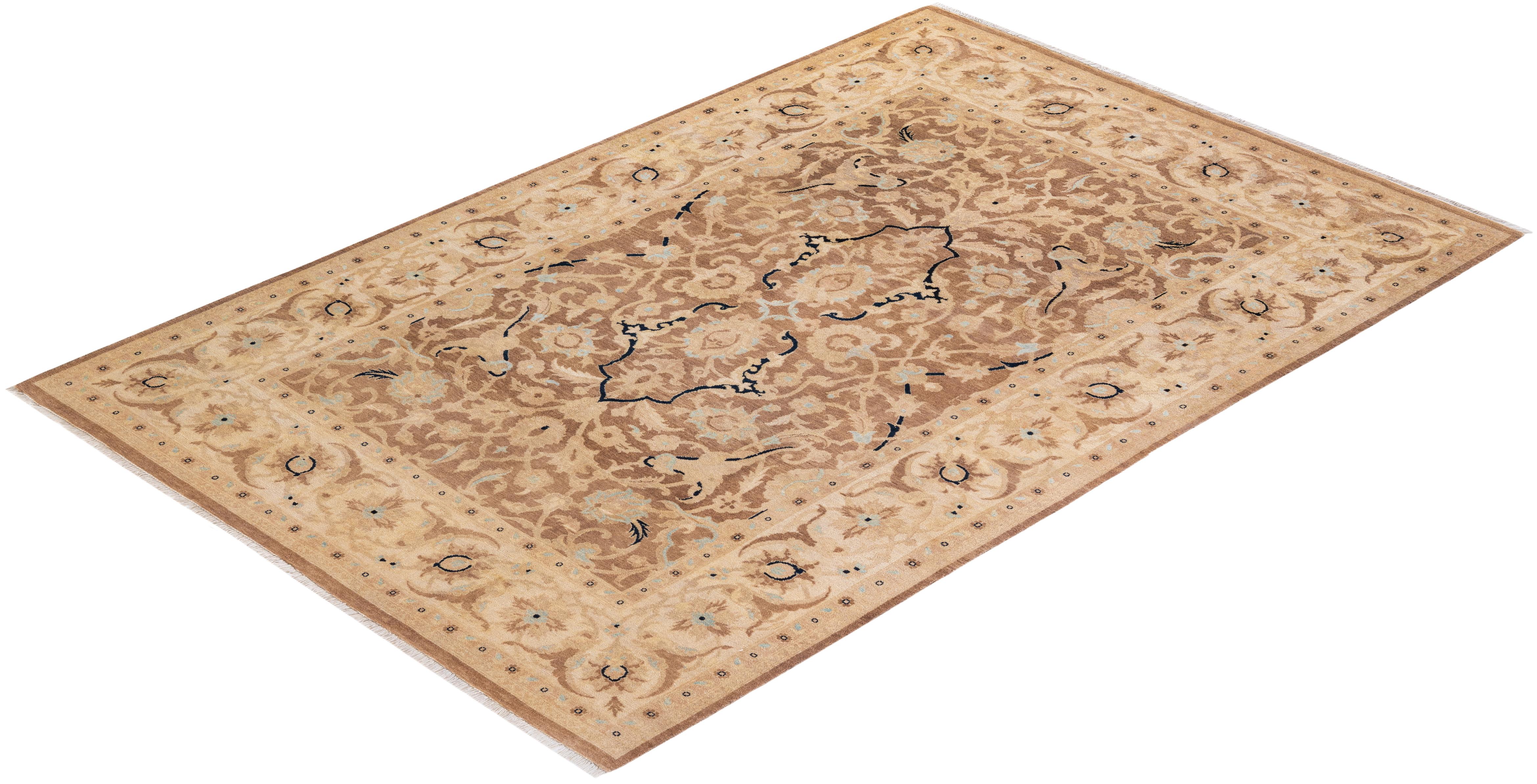 Tappeto contemporaneo floreale eclettico marrone, unico nel suo genere, annodato a mano in vendita 2