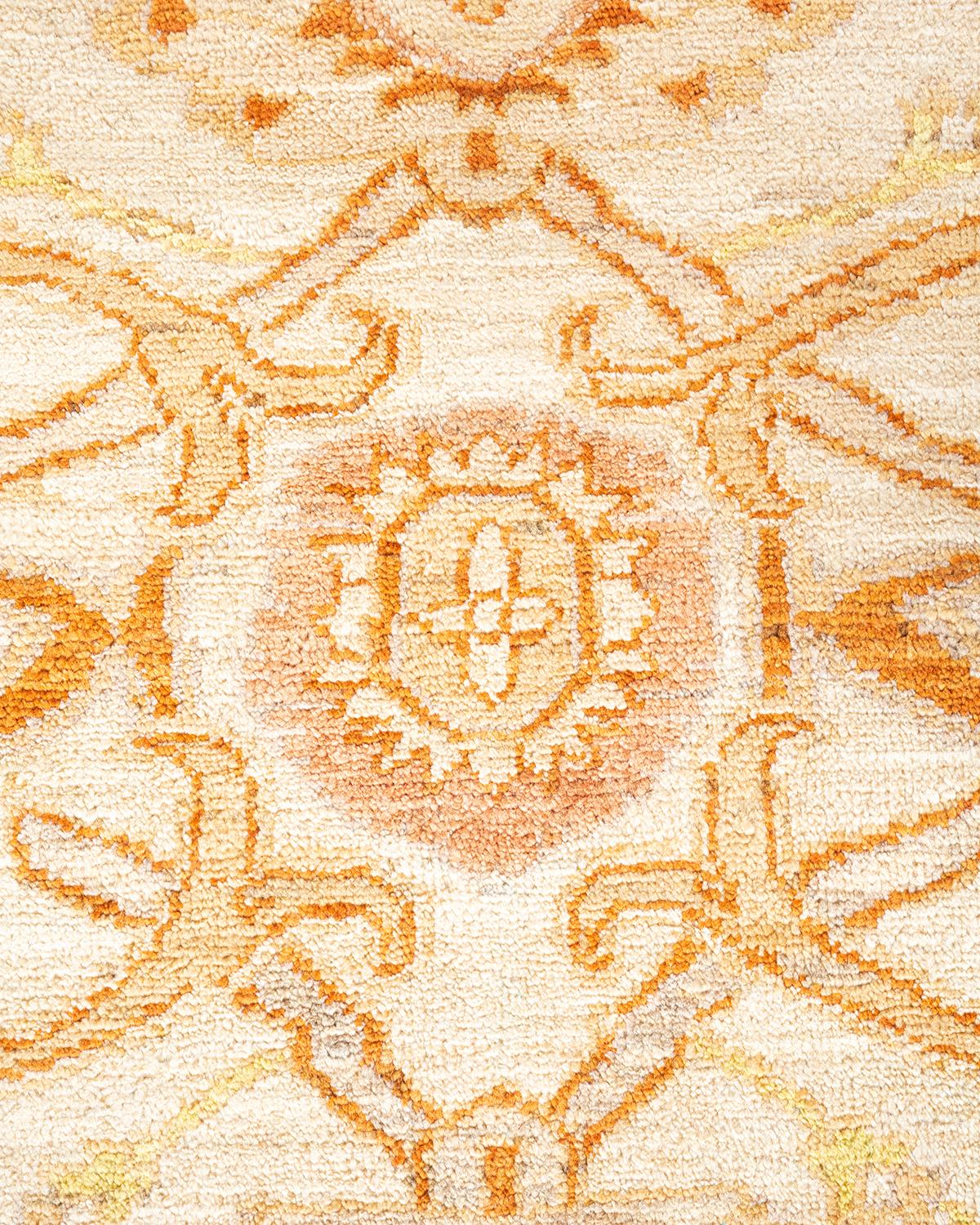 Pakistanais Tapis contemporain floral clectique ivoire, unique en son genre, nou  la main. en vente