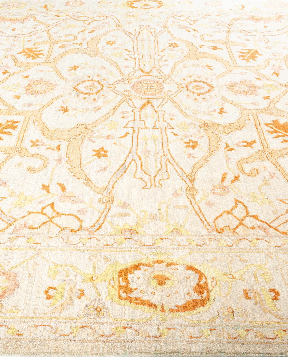 Tapis contemporain floral clectique ivoire, unique en son genre, nou  la main. Neuf - En vente à Norwalk, CT