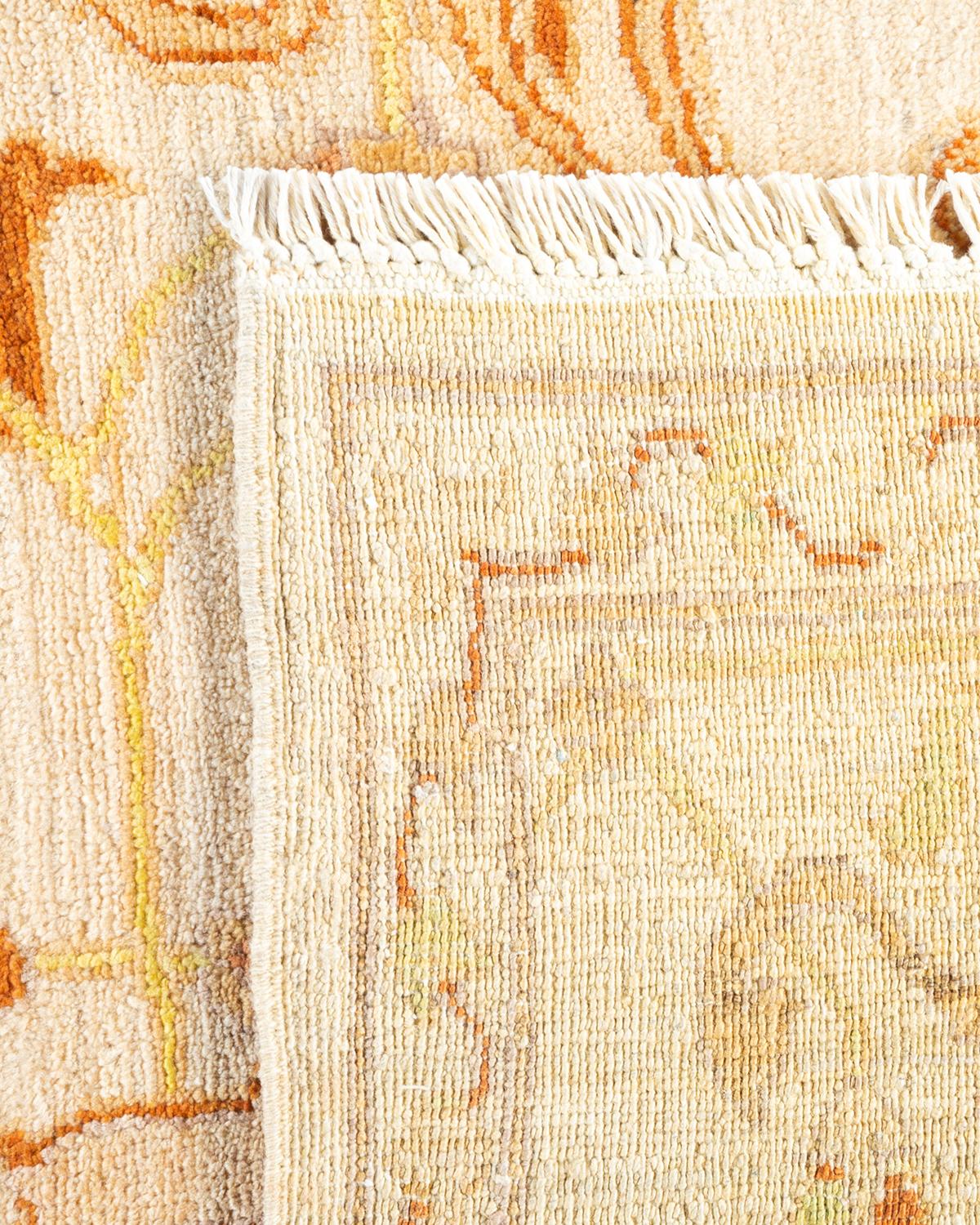 XXIe siècle et contemporain Tapis contemporain floral clectique ivoire, unique en son genre, nou  la main. en vente