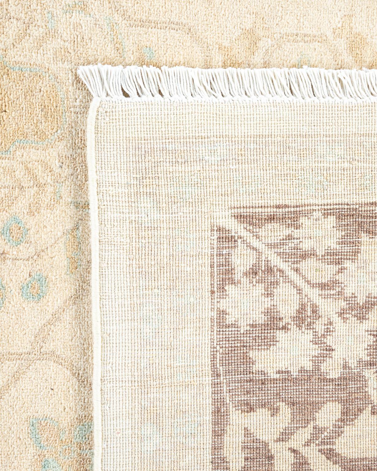 Einzigartiger, handgeknpfter, zeitgenssischer, eklektischer, elfenbeinfarbener Vorleger mit Blumenmuster (21. Jahrhundert und zeitgenössisch) im Angebot