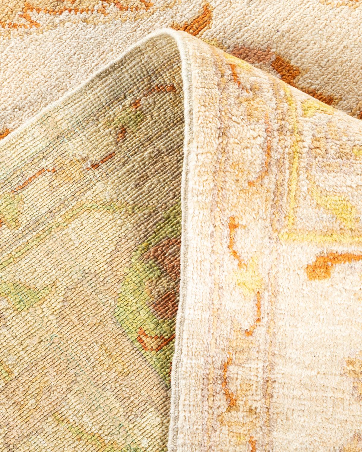 Laine Tapis contemporain floral clectique ivoire, unique en son genre, nou  la main. en vente