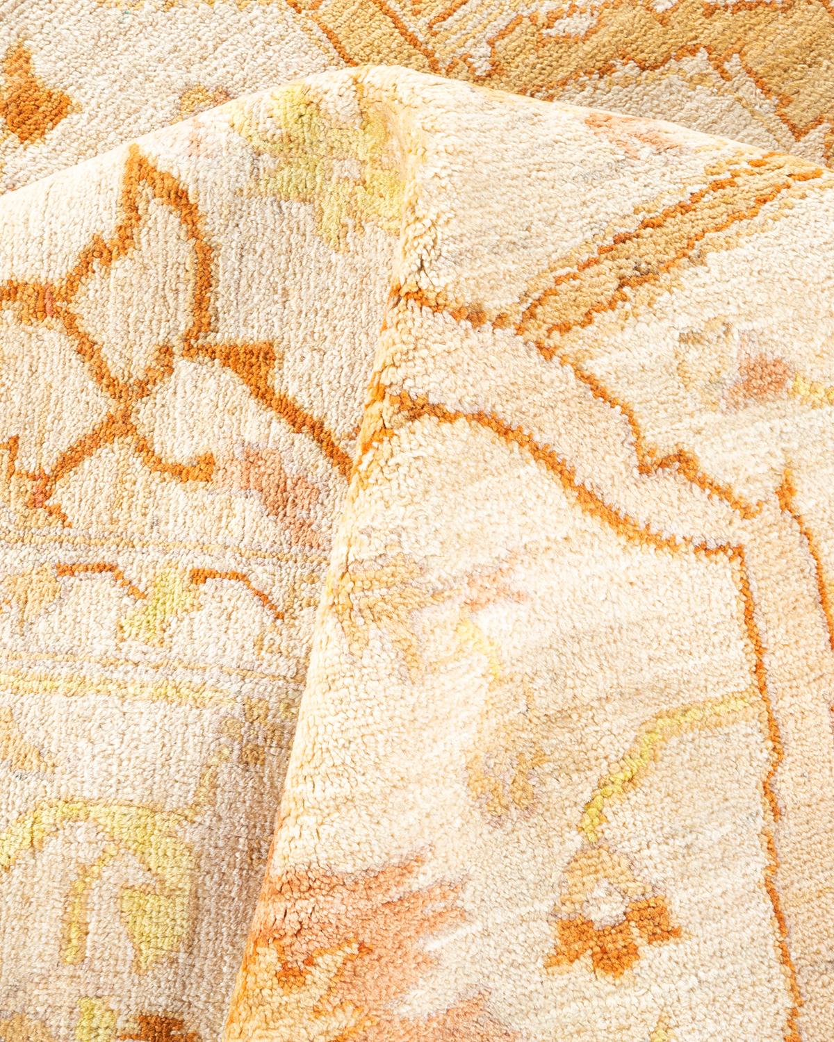 Tapis contemporain floral clectique ivoire, unique en son genre, nou  la main. en vente 1