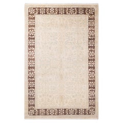 Tapis contemporain floral clectique ivoire, unique en son genre, nou  la main.