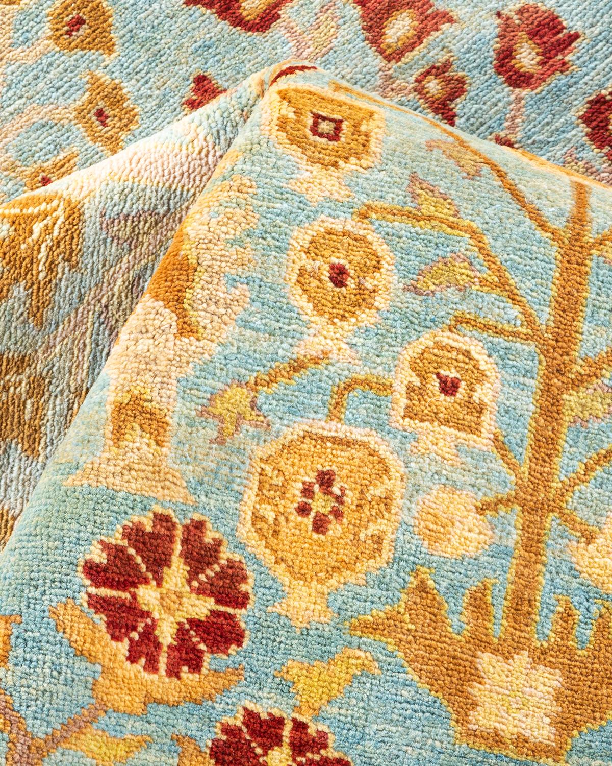 Alfombra única anudada a mano contemporánea floral ecléctica azul claro en venta 1