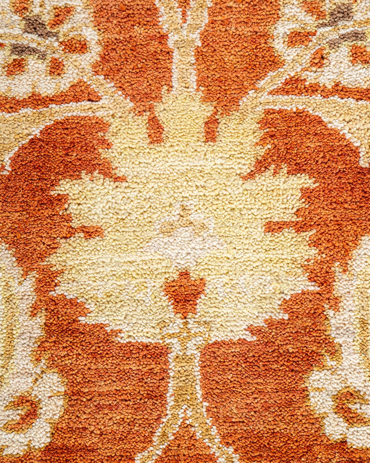 Pakistanais Tapis contemporain floral éclectique orange, unique en son genre, noué à la main. en vente