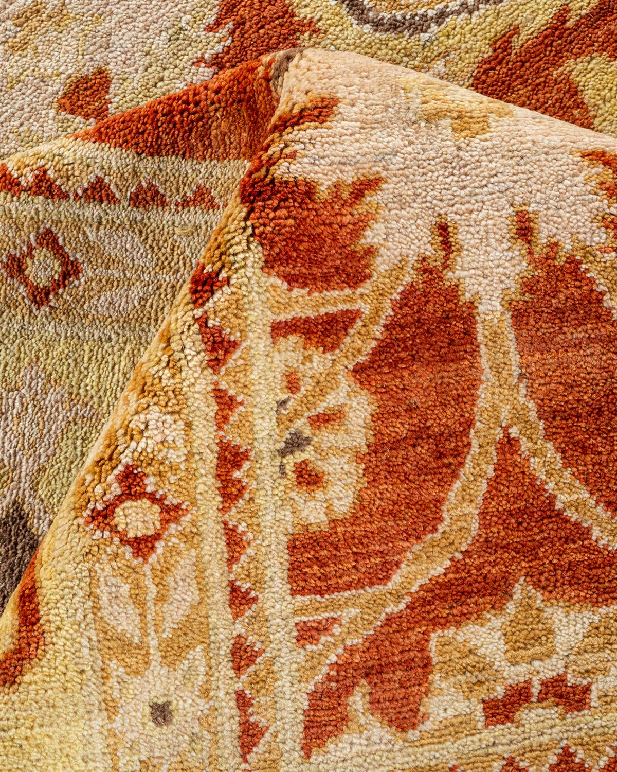 Tapis contemporain floral éclectique orange, unique en son genre, noué à la main. en vente 1