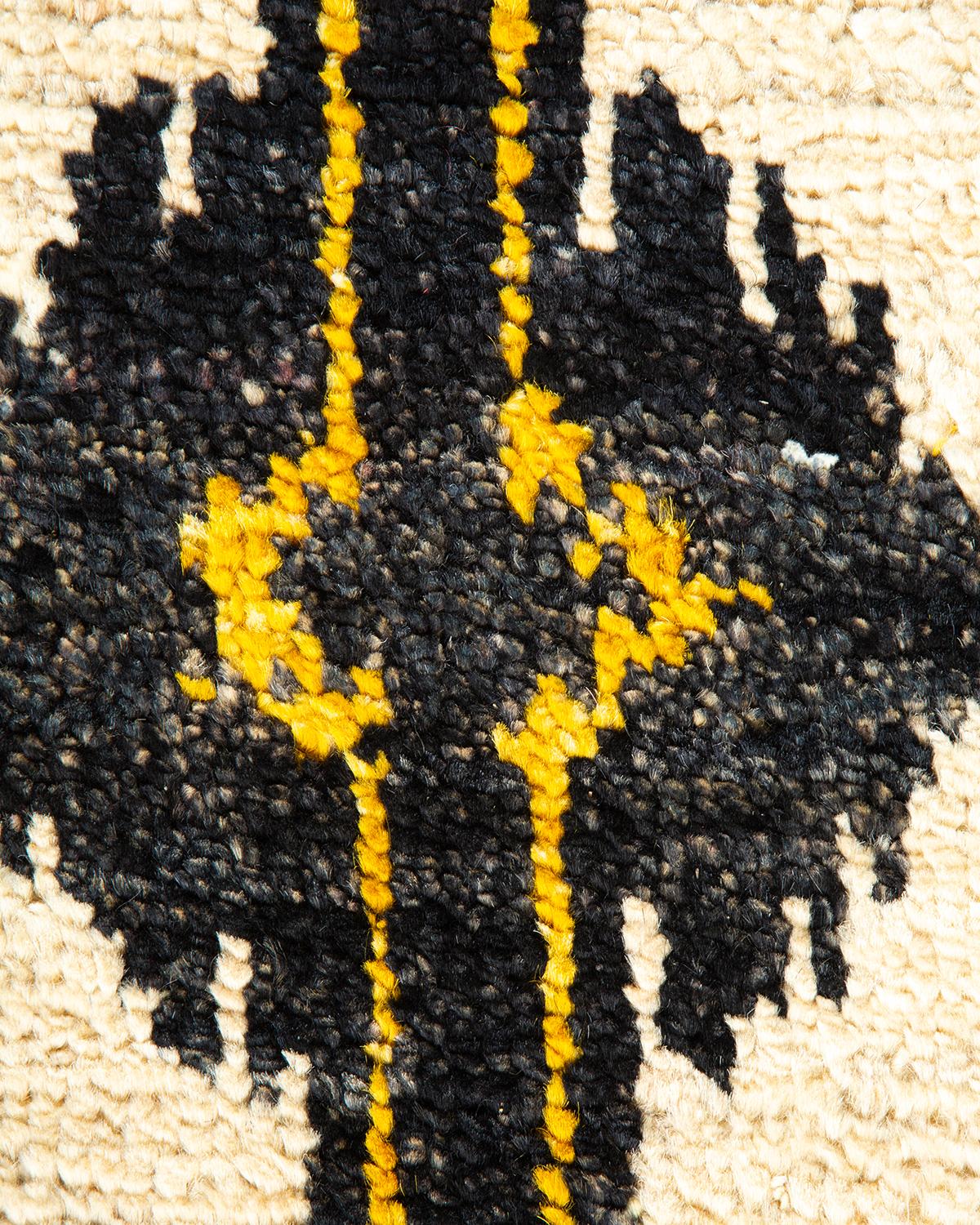 Pakistano Tappeto contemporaneo Ikat moderno nero, unico nel suo genere, annodato a mano in vendita