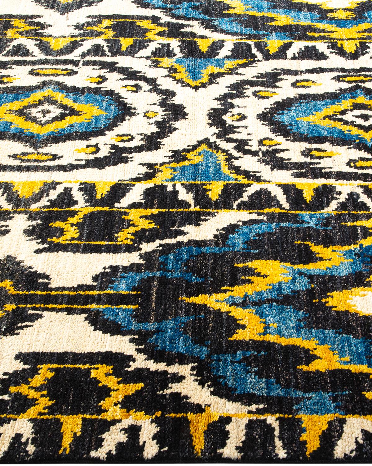 XXI secolo e contemporaneo Tappeto contemporaneo Ikat moderno nero, unico nel suo genere, annodato a mano in vendita