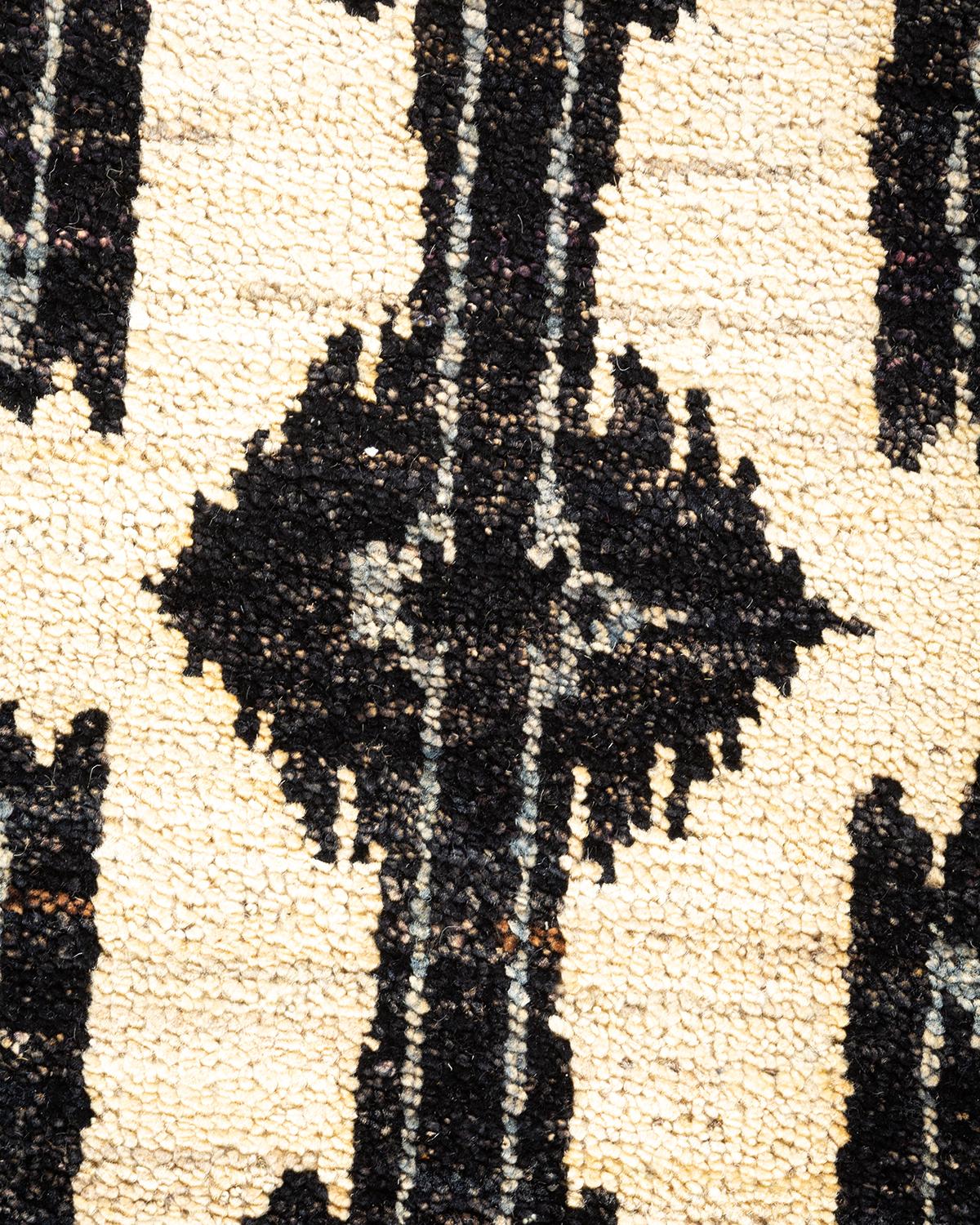 Pakistanais Unique en son genre Tapis contemporain Ikat moderne noir noué à la main en vente