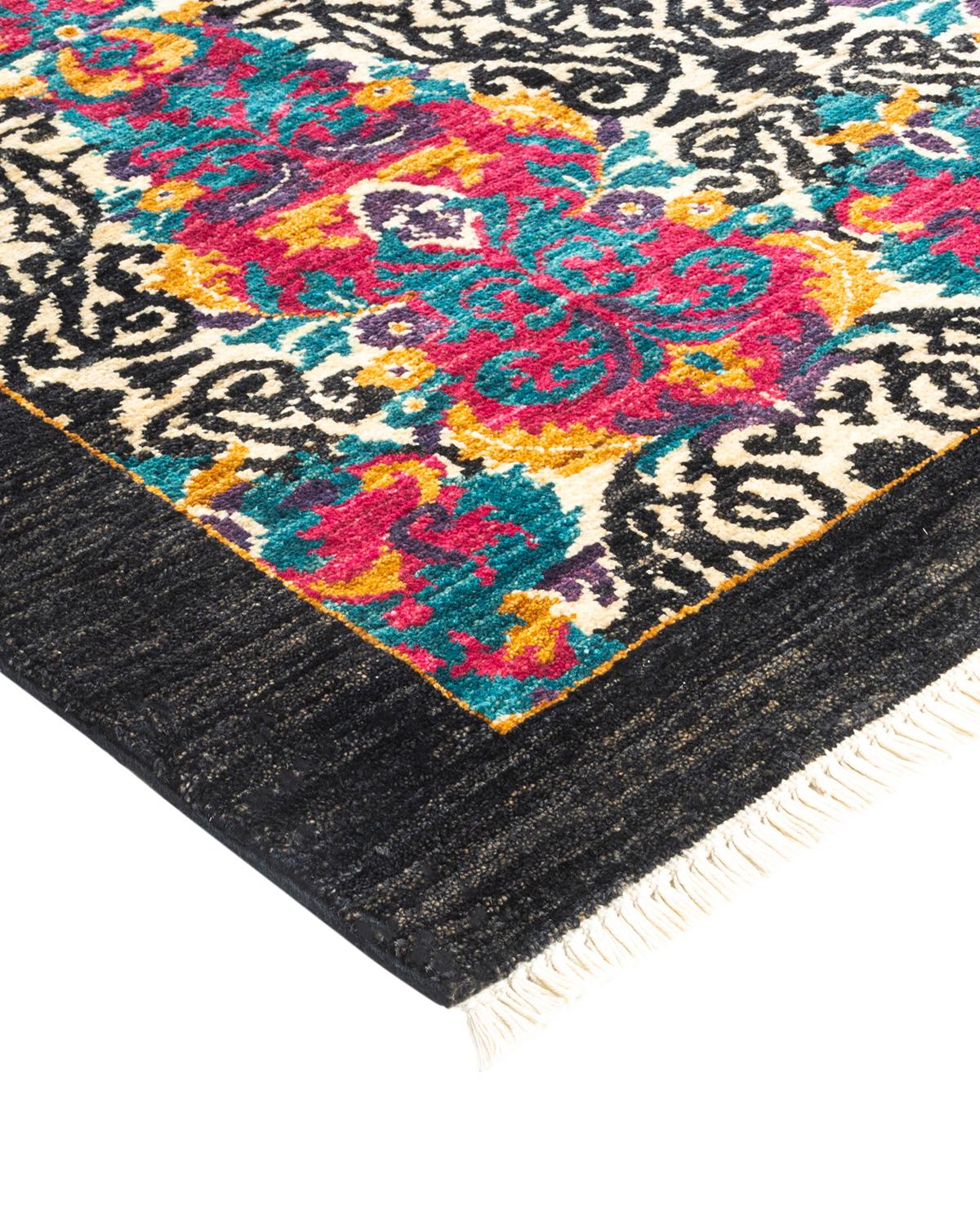 El meticuloso arte de los tejidos bordados a mano de las tribus de Uzbekistán inspiró la Colección Suzani de alfombras. Los motivos llamativos, sobre todo las granadas, el sol y la luna, son elementos frecuentes, y sus diseños sencillos pero