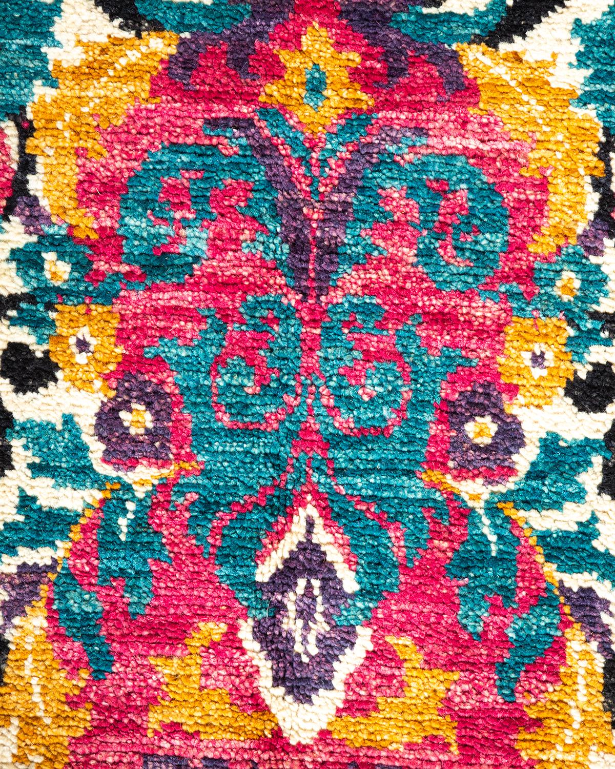 Alfombra contemporánea Ikat Suzani negra anudada a mano única en su género Pakistaní en venta