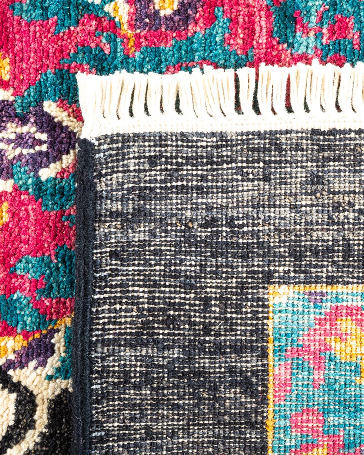 Alfombra contemporánea Ikat Suzani negra anudada a mano única en su género Siglo XXI y contemporáneo en venta