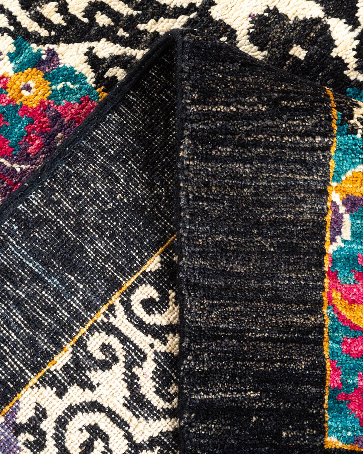 Alfombra contemporánea Ikat Suzani negra anudada a mano única en su género Lana en venta
