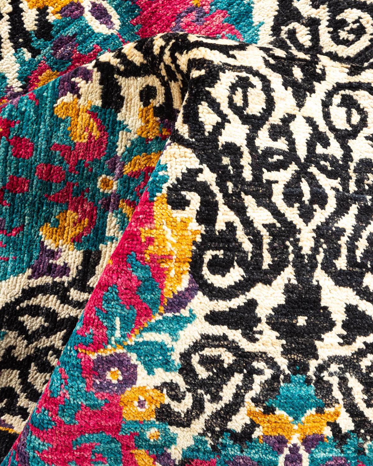 Alfombra contemporánea Ikat Suzani negra anudada a mano única en su género en venta 1