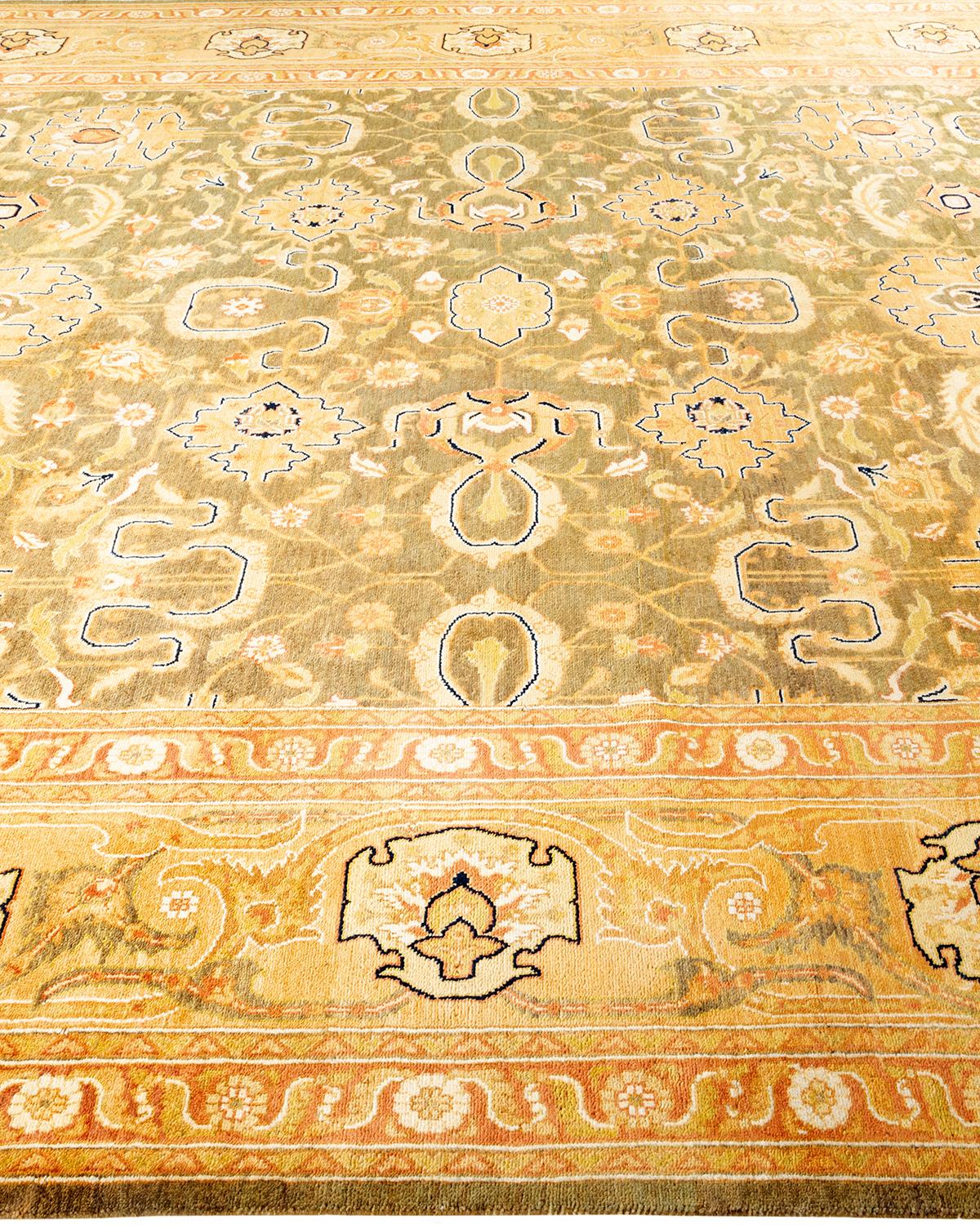 Alfombra contemporánea oriental ecléctica verde anudada a mano, única en su género en Nuevo estado para la venta en Norwalk, CT