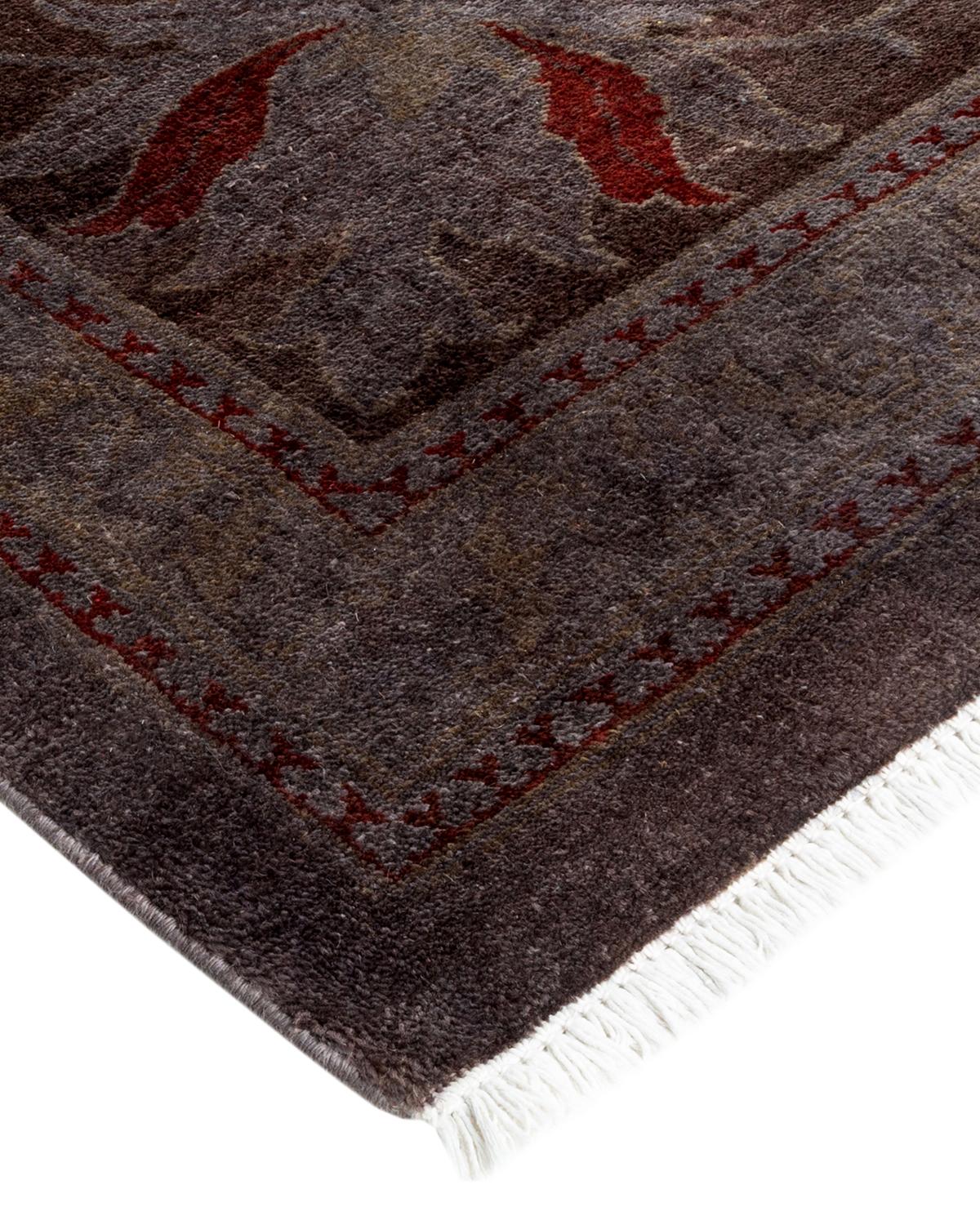 I tappeti Vibrance rappresentano il classico con un tocco di classe: motivi tradizionali sovratinti con colori brillanti. Ogni tappeto annodato a mano viene lavato con una tintura botanica 100% naturale che rivela le sfumature nascoste degli am