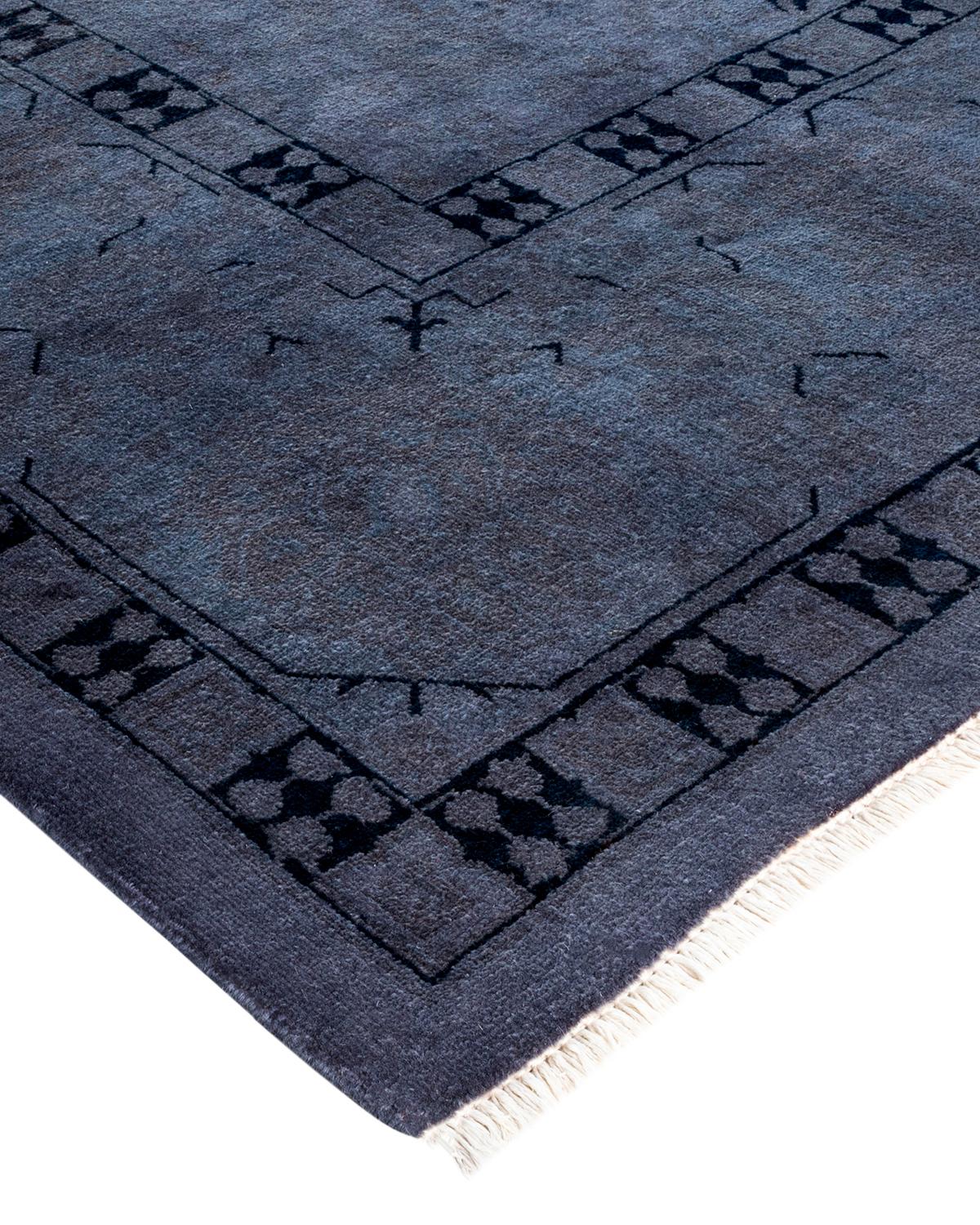 Les tapis Vibrance incarnent le classique avec une touche d'originalité : des motifs traditionnels surteints dans des couleurs éclatantes. Chaque tapis noué à la main est lavé dans une teinture botanique 100 % naturelle qui révèle les nuances