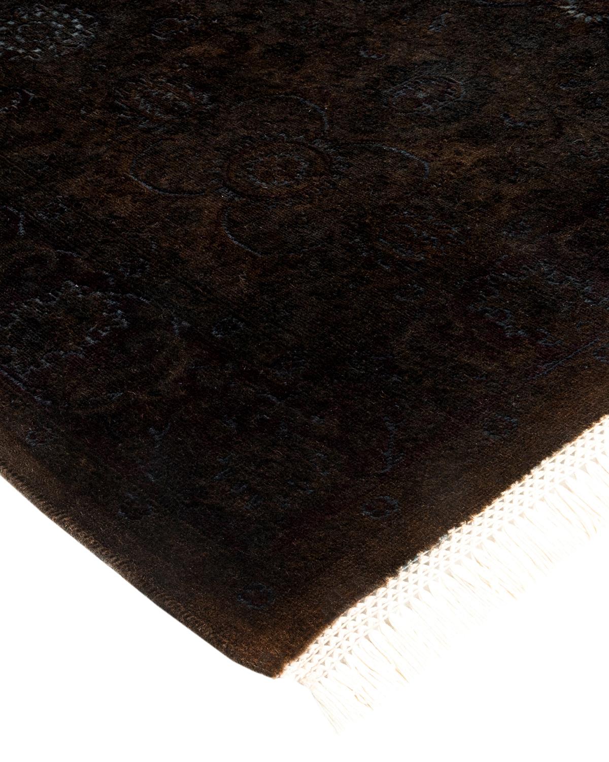 Les tapis Vibrance incarnent le classique avec une touche d'originalité : des motifs traditionnels surteints dans des couleurs éclatantes. Chaque tapis noué à la main est lavé dans une teinture botanique 100 % naturelle qui révèle les nuances
