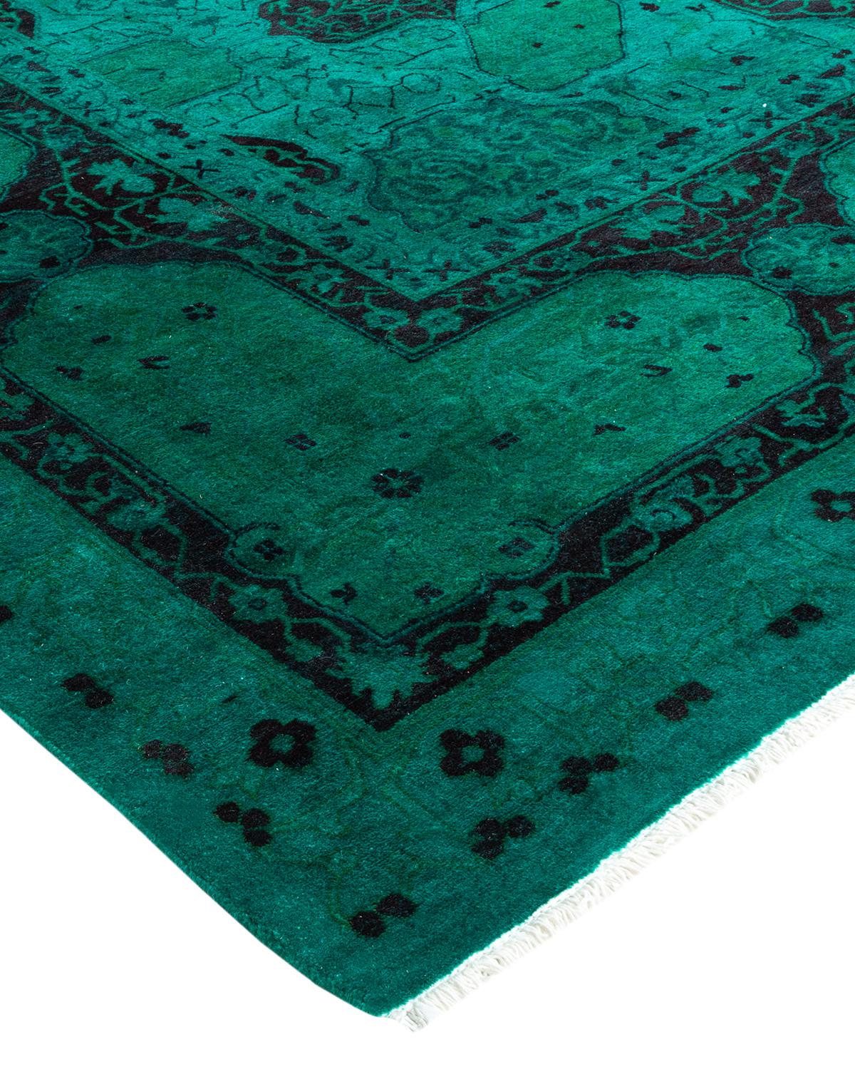 Las alfombras Vibrance son la personificación de lo clásico con un toque especial: motivos tradicionales teñidos de colores brillantes. Cada alfombra anudada a mano se lava con un tinte botánico 100% natural que revela matices ocultos en los