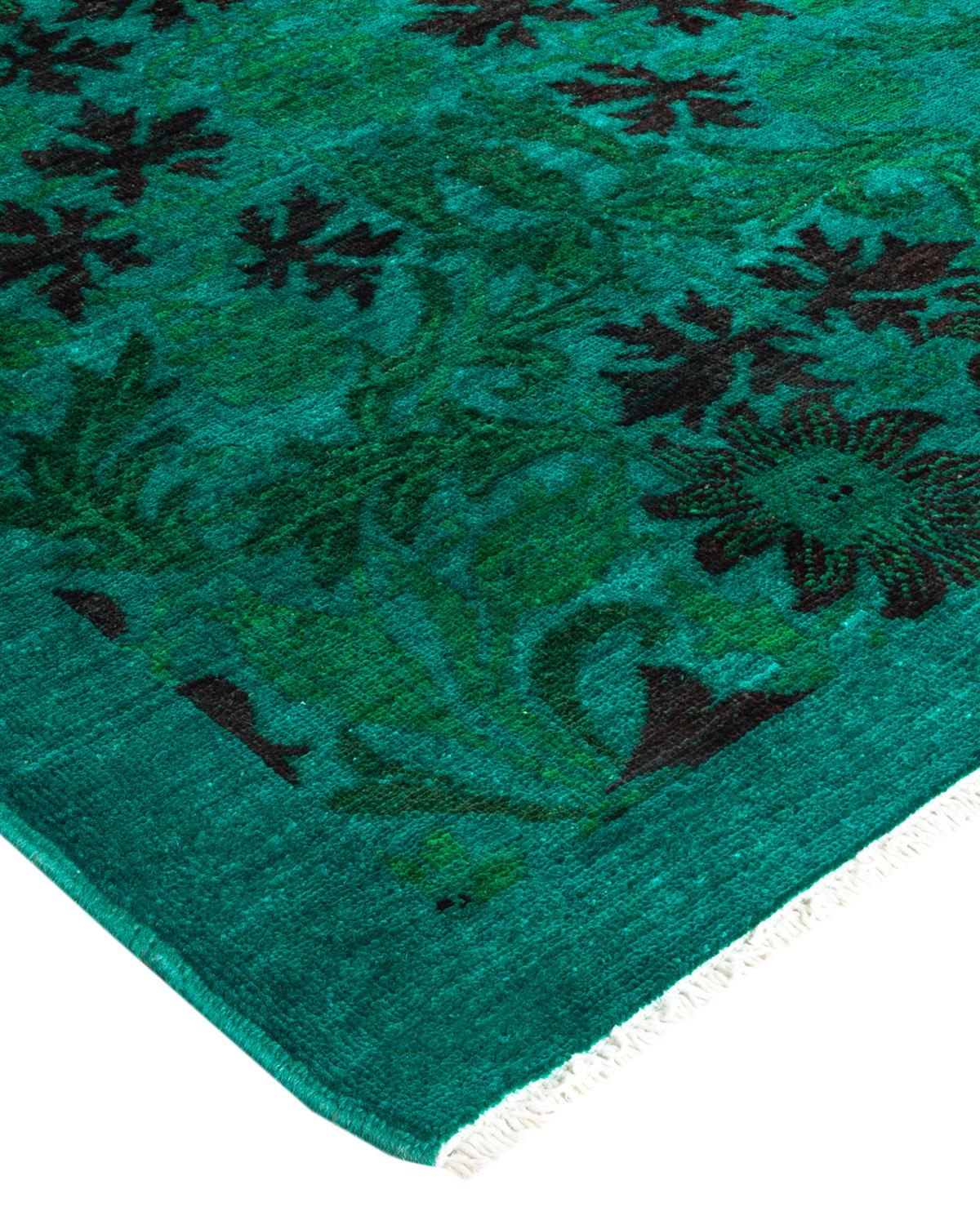 Les tapis Vibrance incarnent le classique avec une touche d'originalité : des motifs traditionnels surteints dans des couleurs éclatantes. Chaque tapis noué à la main est lavé dans une teinture botanique 100 % naturelle qui révèle les nuances