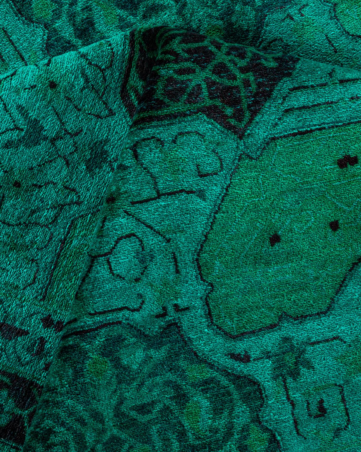 Alfombra única anudada a mano Contemporánea teñida de verde en venta 1
