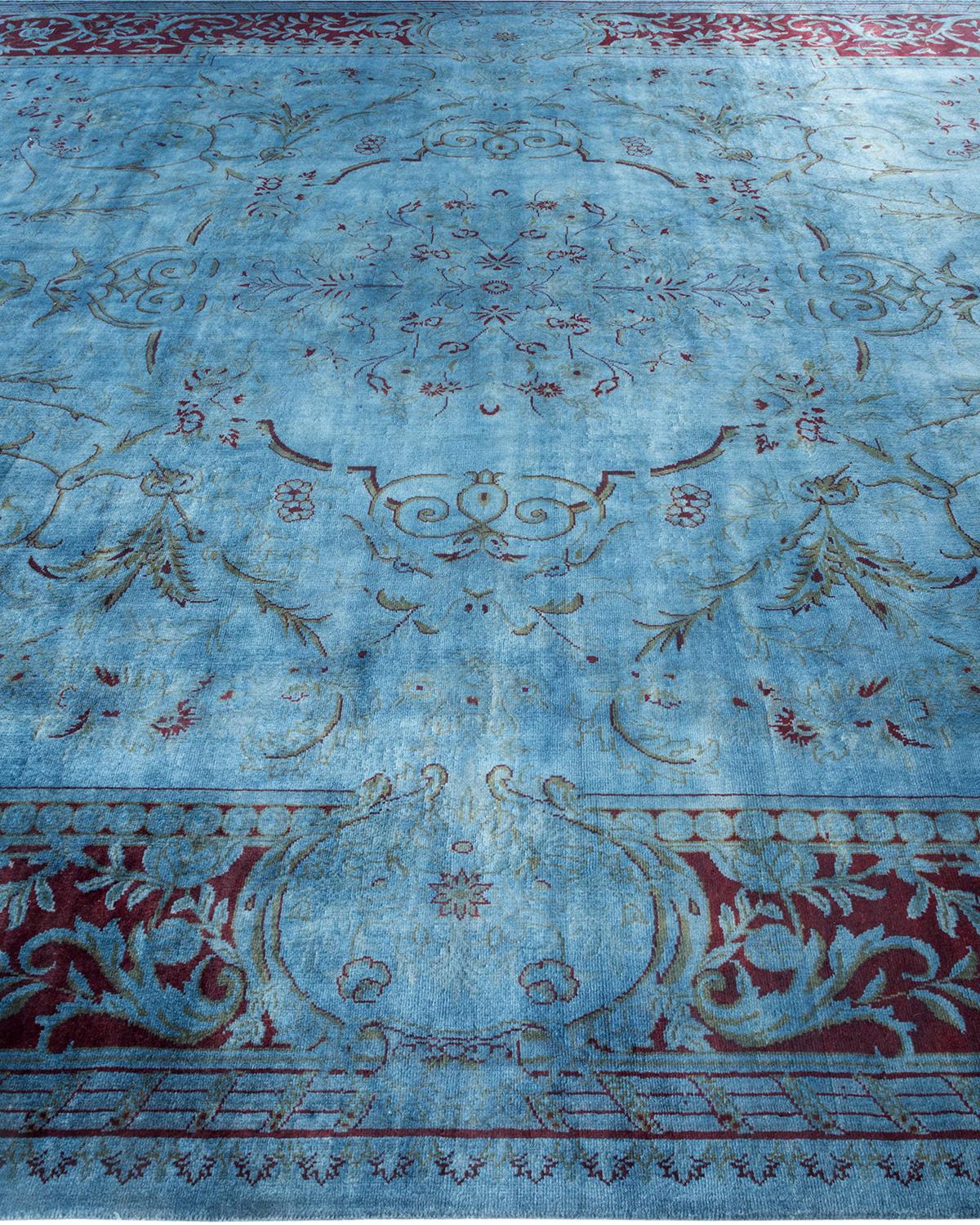 Alfombra única anudada a mano contemporánea teñida de azul claro en Nuevo estado para la venta en Norwalk, CT