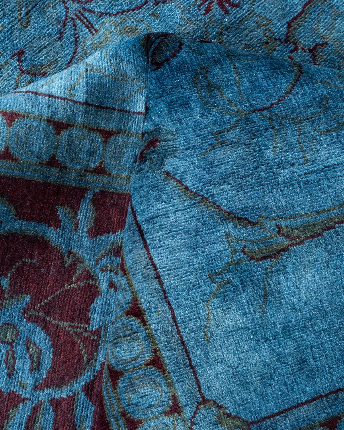 Alfombra única anudada a mano contemporánea teñida de azul claro en venta 1
