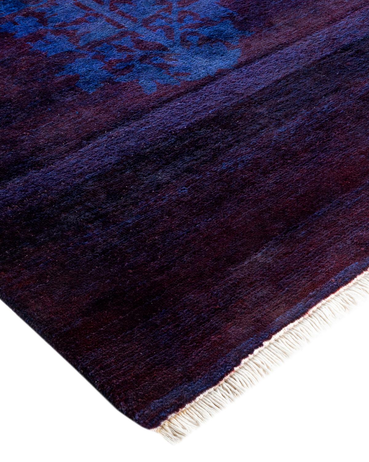 Las alfombras Vibrance son la personificación de lo clásico con un toque especial: motivos tradicionales teñidos de colores brillantes. Cada alfombra anudada a mano se lava con un tinte botánico 100% natural que revela matices ocultos en los
