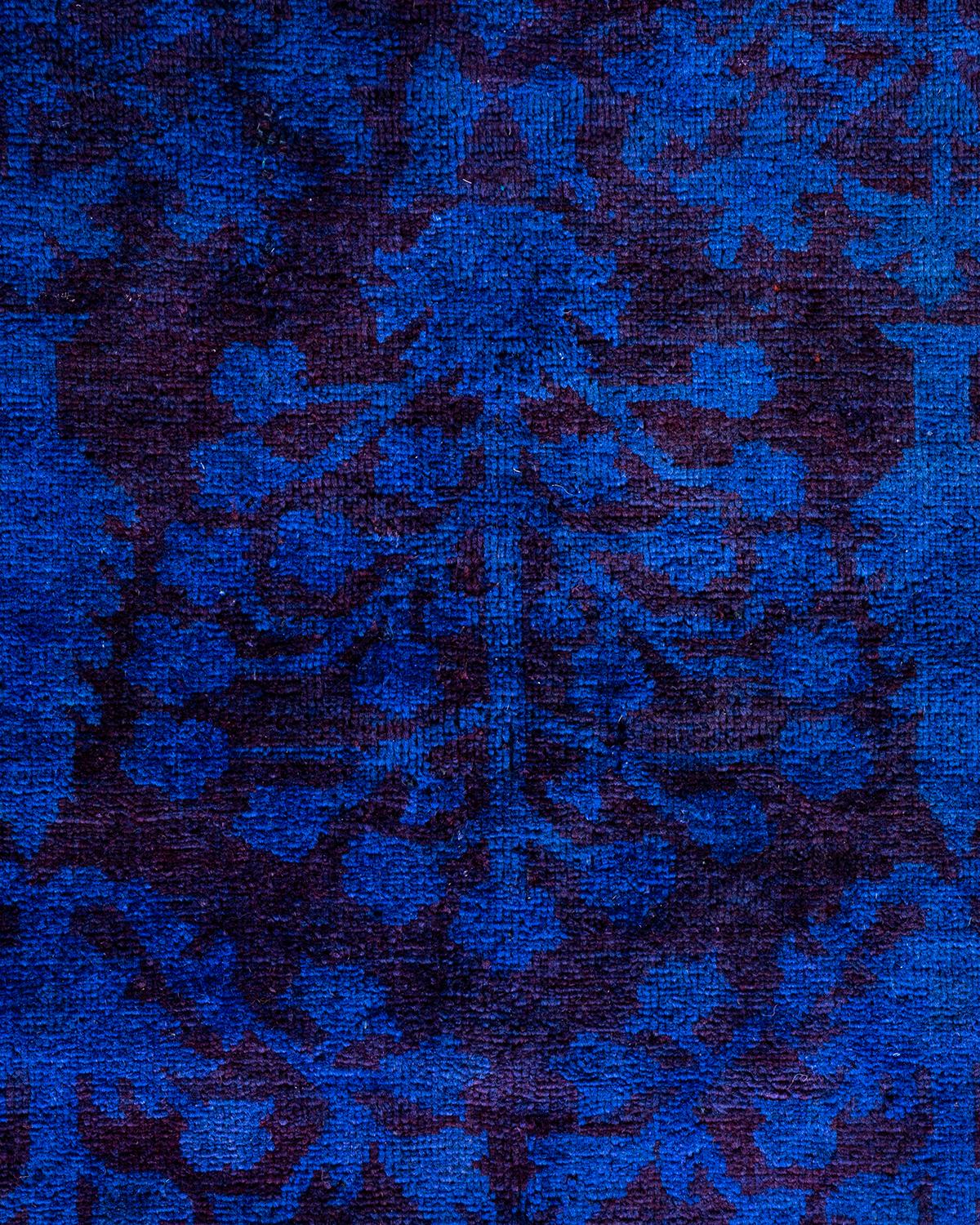 Alfombra Única Anudada a Mano Contemporánea Teñida de Morado Pakistaní en venta