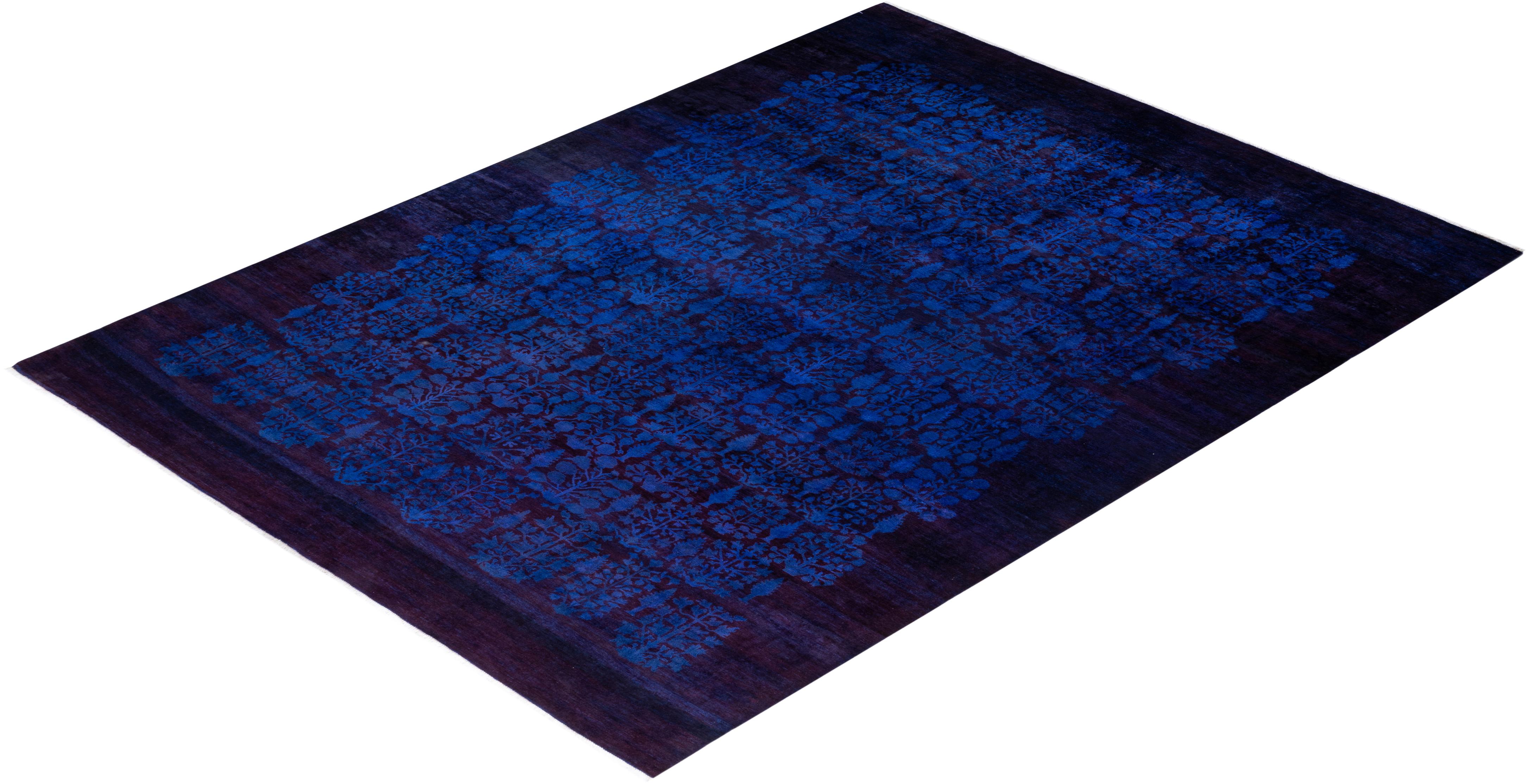 Alfombra Única Anudada a Mano Contemporánea Teñida de Morado en venta 2
