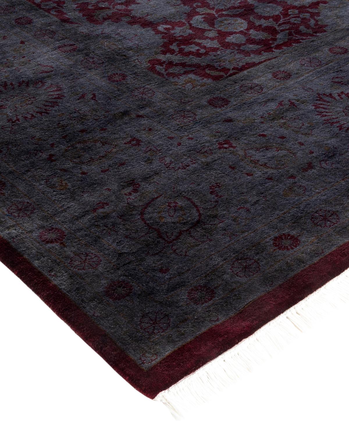 Les tapis Vibrance incarnent le classique avec une touche d'originalité : des motifs traditionnels surteints dans des couleurs éclatantes. Chaque tapis noué à la main est lavé dans une teinture botanique 100 % naturelle qui révèle les nuances