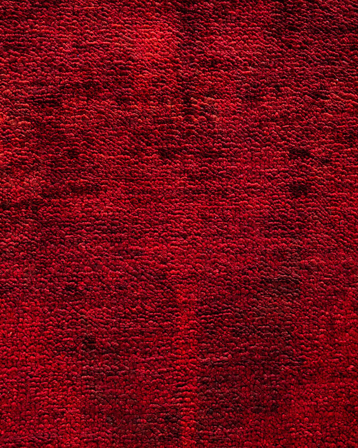 Pakistano Tappeto contemporaneo sovratinto rosso unico nel suo genere e annodato a mano in vendita