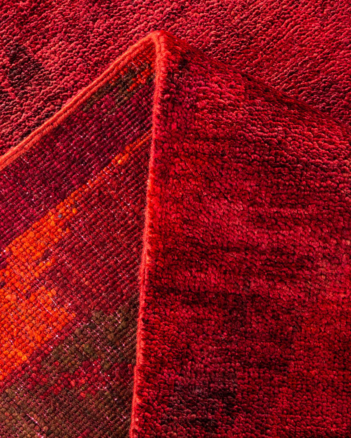 Lana Tappeto contemporaneo sovratinto rosso unico nel suo genere e annodato a mano in vendita