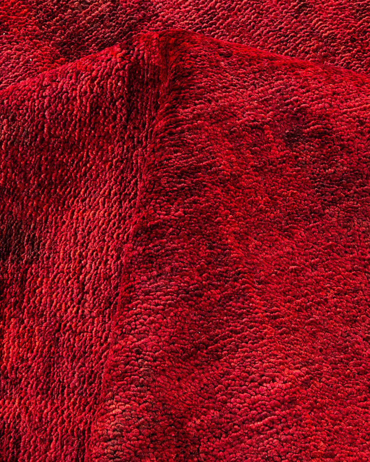 Tappeto contemporaneo sovratinto rosso unico nel suo genere e annodato a mano in vendita 1