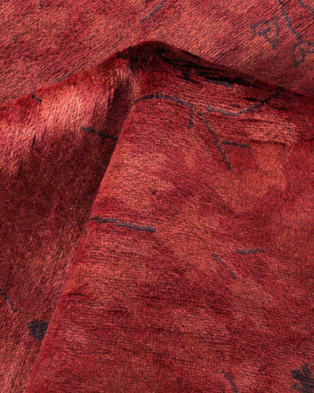 Tappeto contemporaneo sovratinto rosso unico nel suo genere e annodato a mano in vendita 1