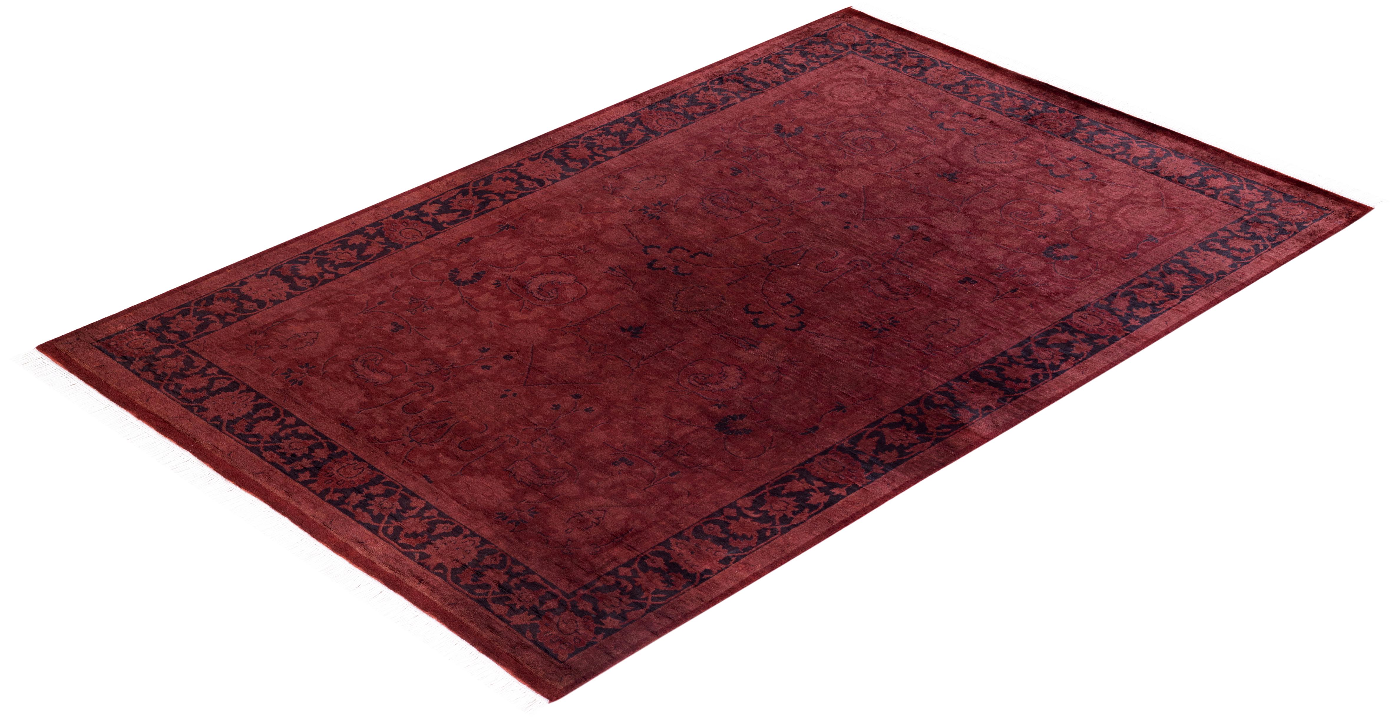 Tappeto contemporaneo sovratinto rosso unico nel suo genere e annodato a mano in vendita 2
