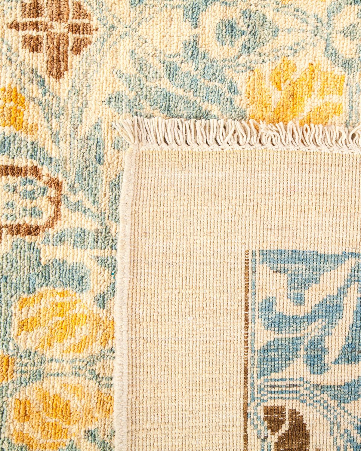 XXIe siècle et contemporain Tapis Arts & Crafts ivoire unique en son genre à motifs floraux noués à la main en vente