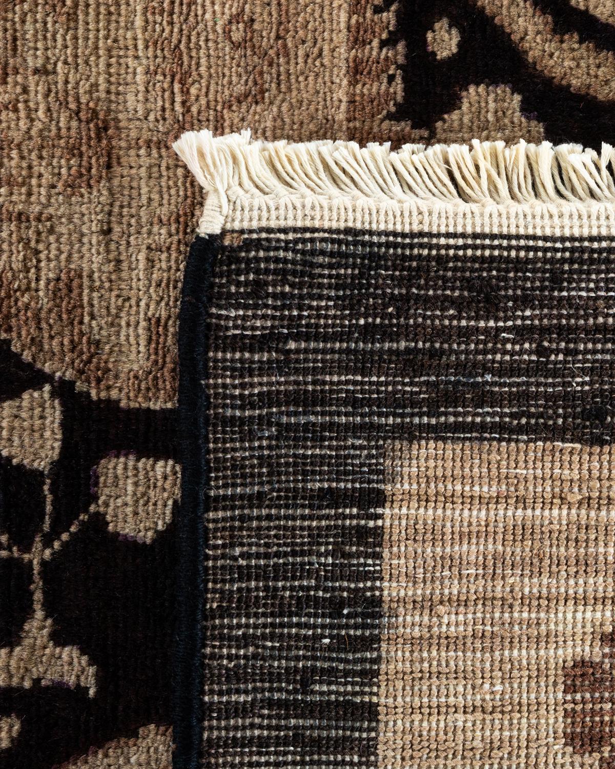 XXIe siècle et contemporain Tapis noir éclectique noué à la main, unique en son genre, à motifs floraux en vente