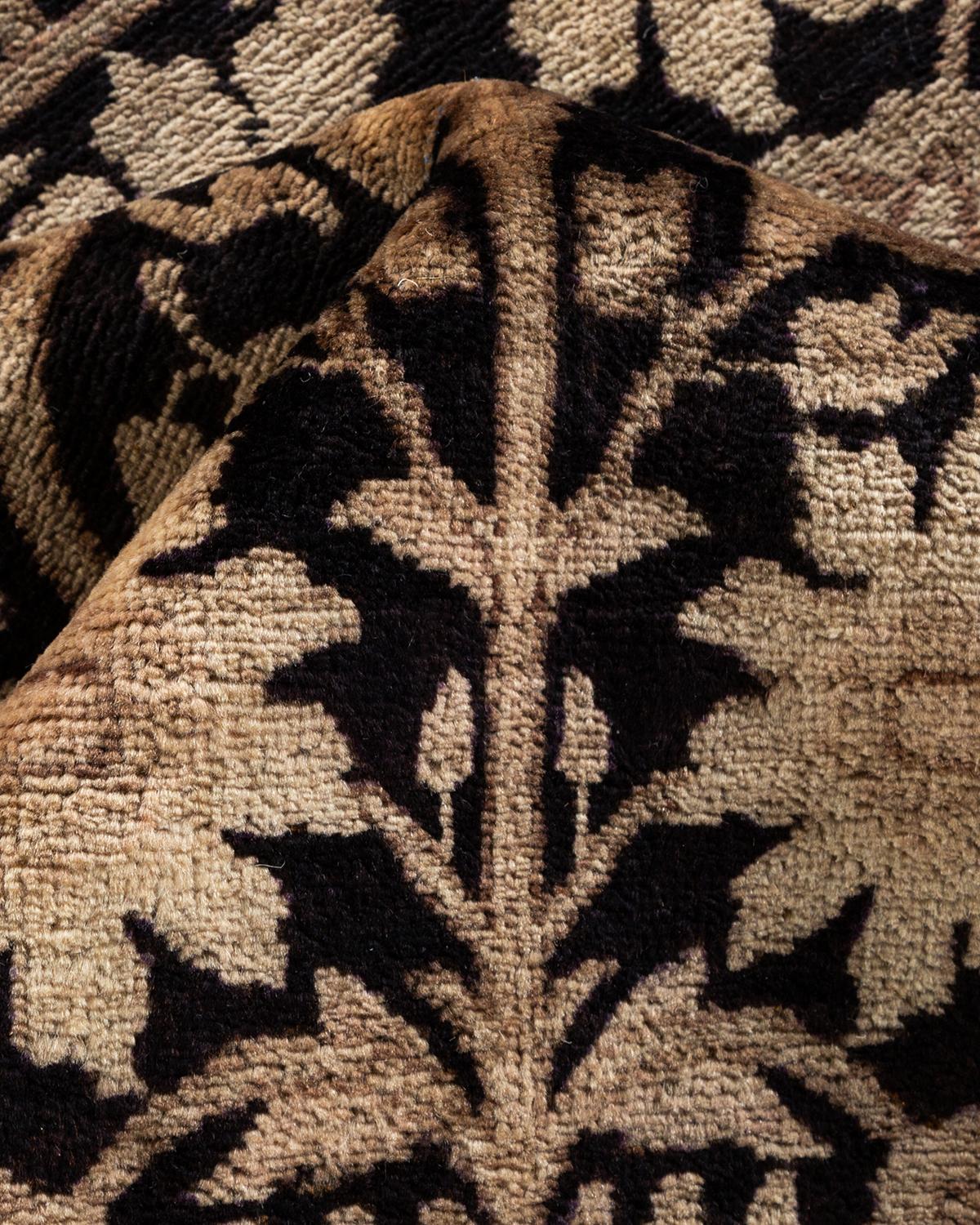 Tapis noir éclectique noué à la main, unique en son genre, à motifs floraux en vente 1