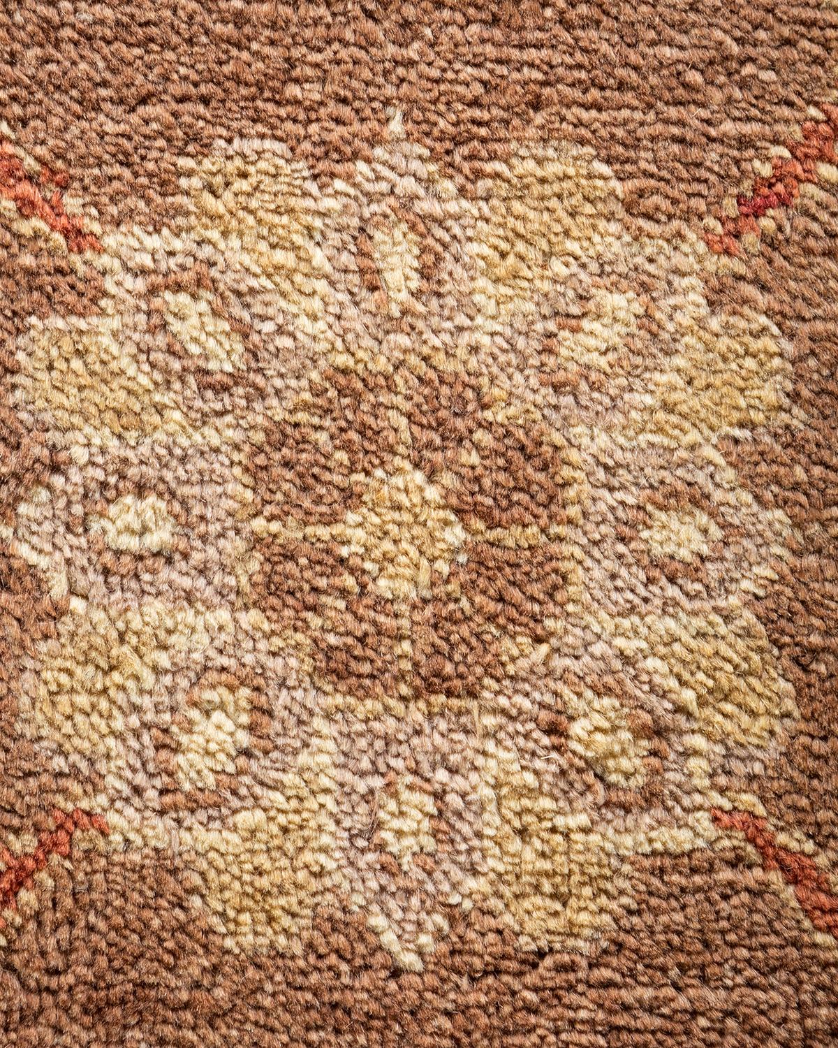 Pakistanais Tapis marron éclectique noué à la main, unique en son genre, à motifs floraux en vente