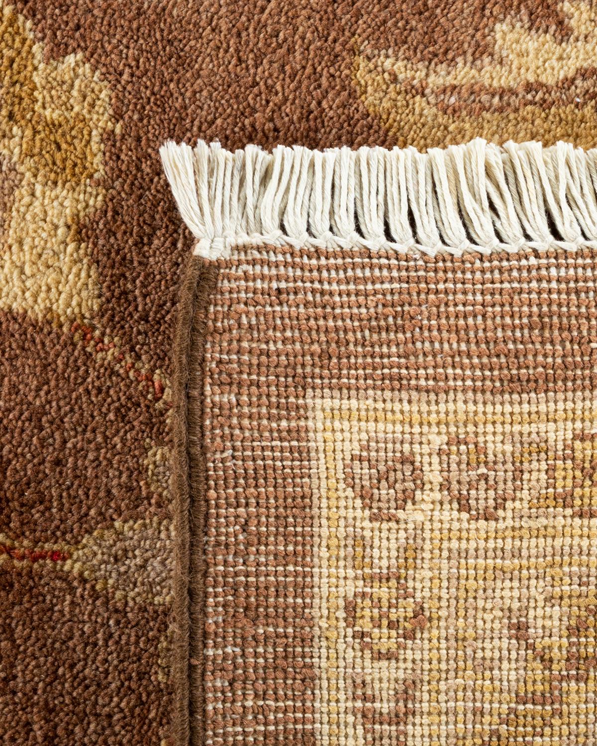 XXIe siècle et contemporain Tapis marron éclectique noué à la main, unique en son genre, à motifs floraux en vente