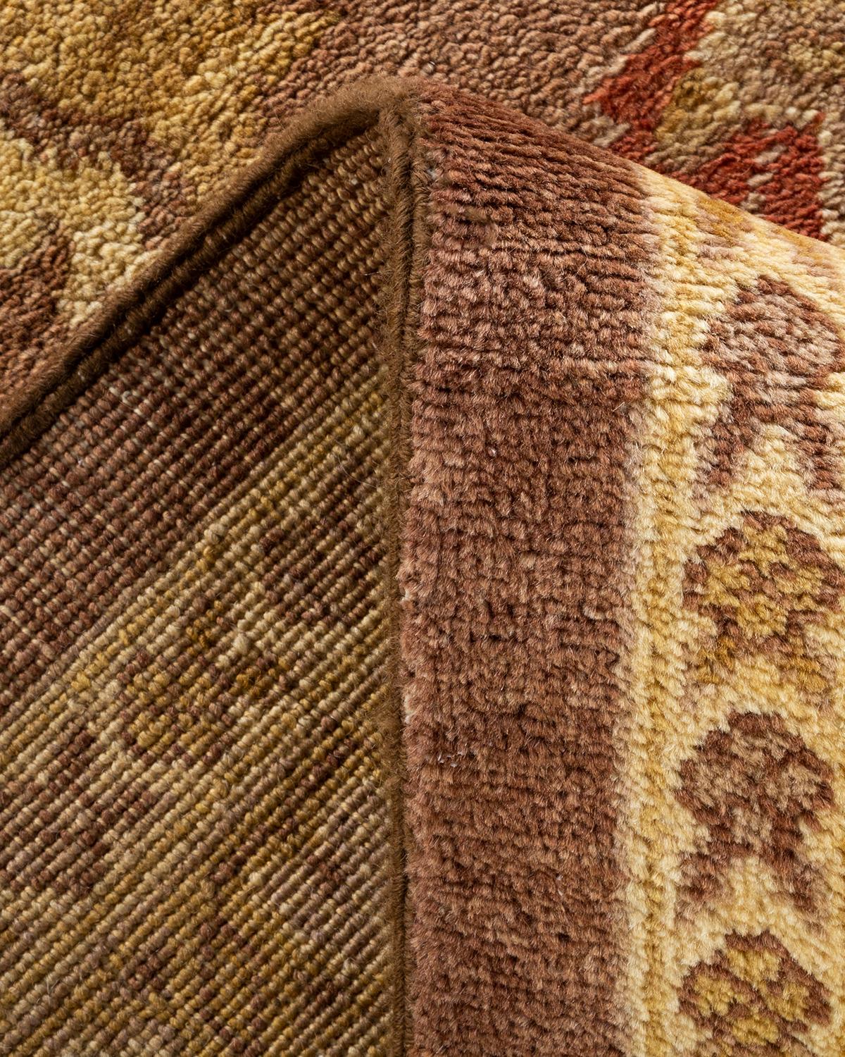 Laine Tapis marron éclectique noué à la main, unique en son genre, à motifs floraux en vente